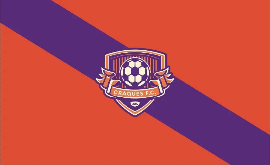 Bandeira laranja com faixa diagonal roxa e escudo